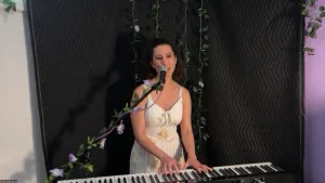 Emma Della Rossa performing live with her piano over Zoom